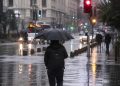 ¿Te salpicó un auto en plena lluvia?: la infracción que puede costarle una multa al conductor