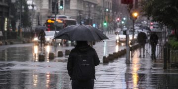 ¿Te salpicó un auto en plena lluvia?: la infracción que puede costarle una multa al conductor