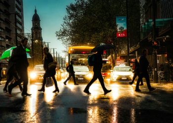 ¿Te pueden despedir o descontar el sueldo si no logras llegar al trabajo por el temporal? La DT despeja las dudas