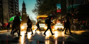 ¿Te pueden despedir o descontar el sueldo si no logras llegar al trabajo por el temporal? La DT despeja las dudas