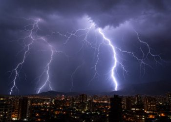 Alerta por tormentas eléctricas: los errores que pueden costarte la vida durante un sistema frontal