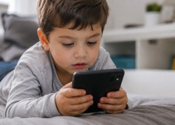 Expertos advierten que la exposición temprana a celulares, tablets y televisores