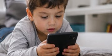 Expertos advierten que la exposición temprana a celulares, tablets y televisores
