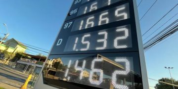 Bencinas: UDI acusa al Gobierno de subir rápido y bajar lento mientras el MEPCO vuelve al centro de la pelea