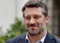 Sichel cruzó límite judicial: retiró letrero en Ñuñoa pese a orden de tribunal y queda expuesto a desacato