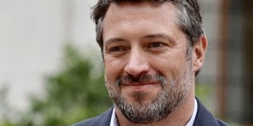 Sichel cruzó límite judicial: retiró letrero en Ñuñoa pese a orden de tribunal y queda expuesto a desacato