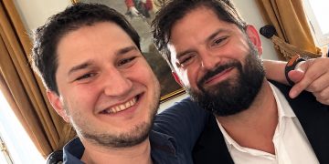 gabriel boric celebra noticia con su hermano