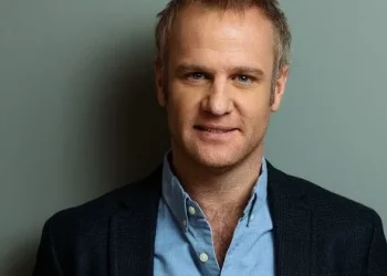 Felipe Kast tendría nueva pareja tras quiebre con Pamela Díaz: revelan identidad de DJ sueca